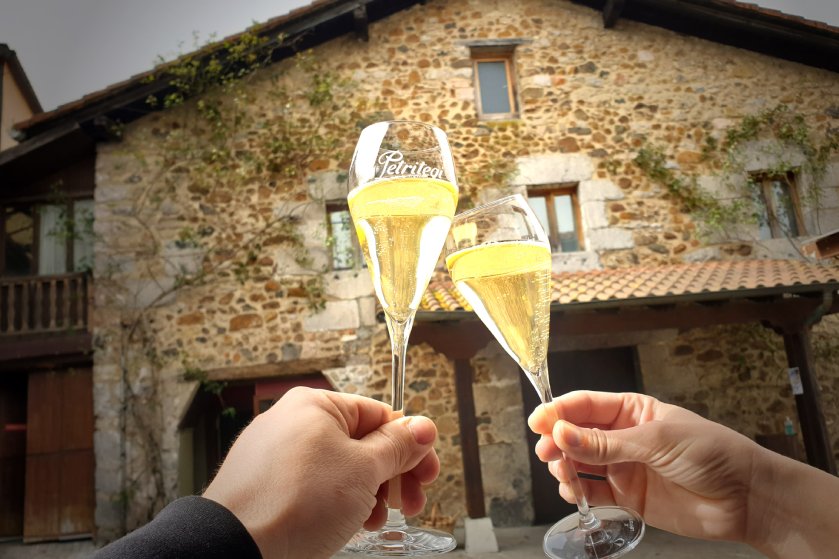 Cata de sidras y experiencia gastronómica en la Sidrería Petritegi