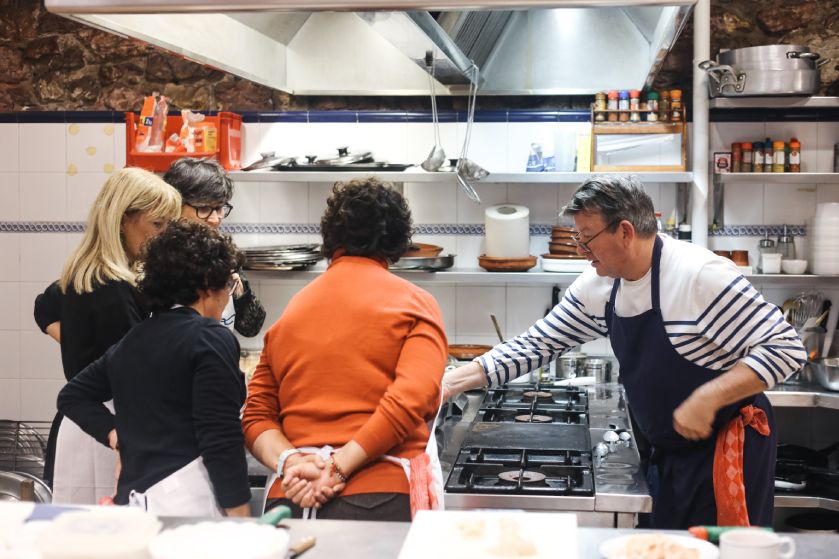 Taller de cocina y comida en una sociedad gastronómica